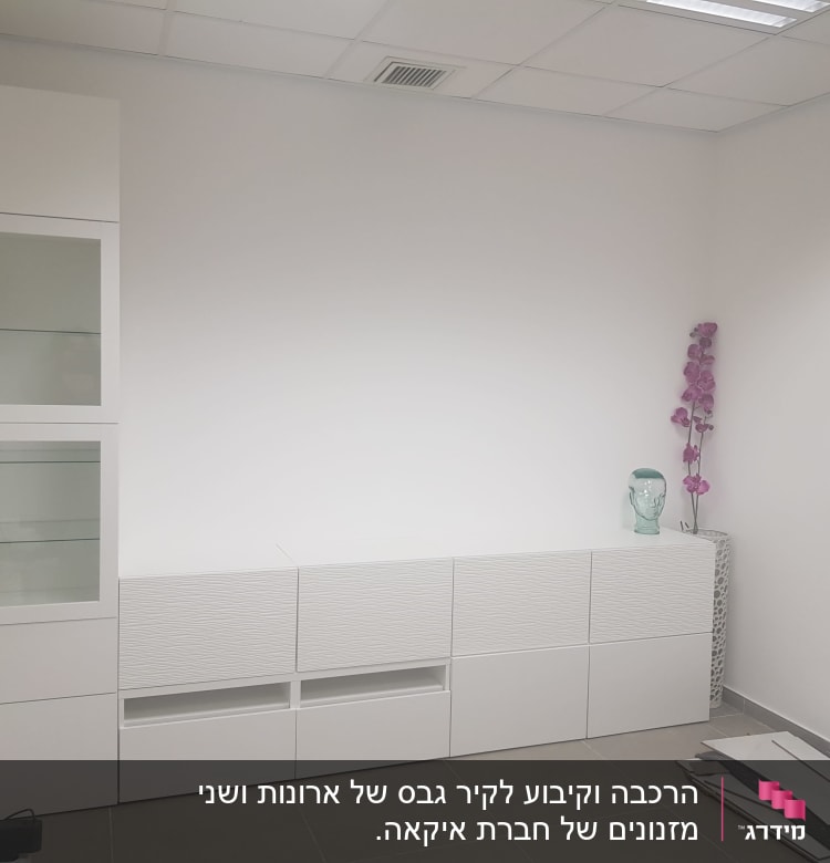 חדר עם אריחים וכלי עבודה בפינה